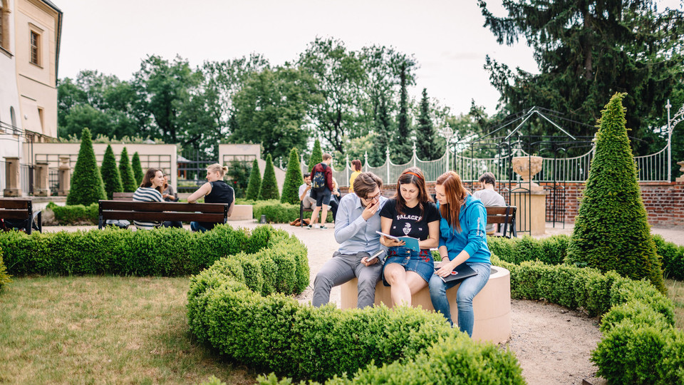 Studenti na parkánových zahradách Studenti na parkánových zahradách